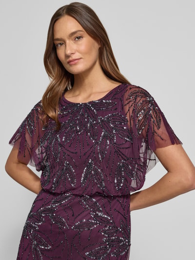 Frauenmodel trägt Abendkleid mit Perlen und Pailletten von Christian Berg Cocktail in Lila, tailliert, Rundhalsausschnitt, Maxikleid, Nahaufnahme Oberkörper.