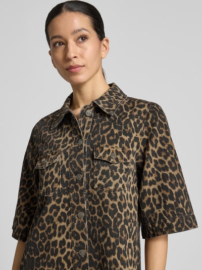 Vrouwenmodel draagt Jeanskleid im Allover-Look Modell 'Mira' van mbyM in bruin met zwart, puur katoen, recht model, mini-jurk, borstwijdte 48 cm, mouwlengte 37 cm, ruglengte 86 cm, all-over look, Nahaufnahme bovenlichaam.