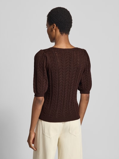 Frauenmodel trägt Pullover aus Viskose-Mix in Strick-Optik Modell 'Clarry' von FREE/QUENT in Braun, taillierte Passform, Rückansicht, semitransparent, elastische Abschlüsse, halblange Ärmel, V-Ausschnitt, Damen Pullover Kontext: 54 cm Rückenlänge bei S, 35 cm Ärmellänge. Ganzkörperansicht Rückansicht.