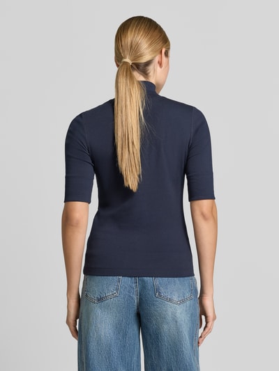 Frauenmodel trägt Slim Fit Longsleeve aus Baumwoll-Mix von Marc Cain in Dunkelblau, elastisch, 1/2-Arm, Rückenansicht, KI-modifiziertes Bild.