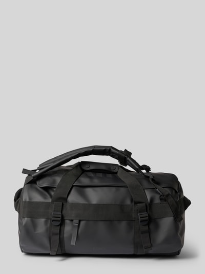 Produktfoto, Duffel Bag mit Logo-Detail Modell 'Texel' von Rains in Schwarz, glatte Oberfläche, verstellbare Schulterriemen, Hauptfach mit Reißverschluss, rechteckige Form, Maße: 55x26x34 cm, dezentes Logo, schlichte Optik