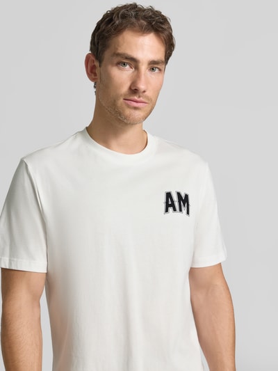 Mannelijk model draagt Relaxed Fit T-Shirt uit puur katoen van Antony Morato met labelpatch, ronde hals, heren t-shirt, nahaufnahme bovenlichaam.