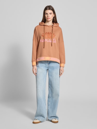 miss goodlife Hoodie mit Ziersteinbesatz und überschnittenen Schultern Hellbraun 1