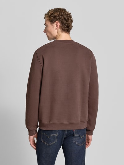 Männermodel trägt Regular Fit Sweatshirt aus reiner Baumwolle Modell 'BAARO' von ARMEDANGELS in Braun, glatte Textur, Ganzkörperansicht Rückansicht.