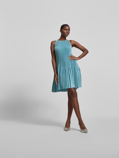Frauenmodel trägt Knielanges Kleid in Falten-Optik von Joseph in Türkis, Gerade Passform, Rundhalsausschnitt, Ärmelloses-Design, Knielänge, Ganzkörperansicht von vorne.