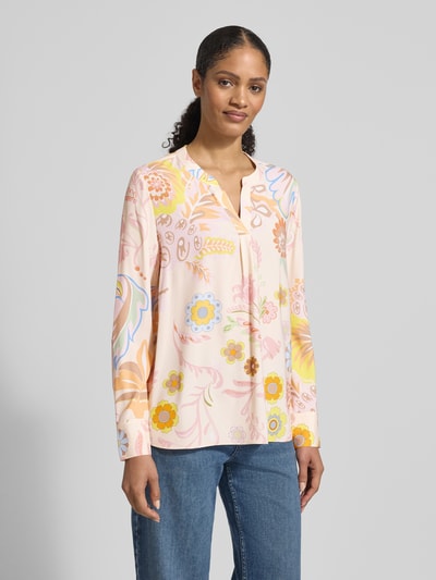 Vrouwenmodel draagt Regular Fit Bluse aus Seide-Elasthan-Mix van HERZENS, lichtroze, allover print, tuniekkraag, vooraanzicht bovenlichaam
