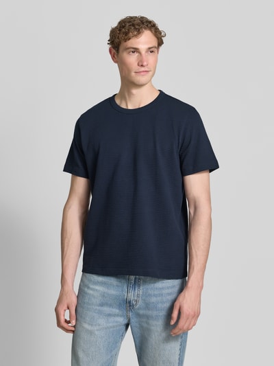 Männermodel trägt Regular Fit T-Shirt aus reiner Baumwolle Modell 'COOPER' von SELECTED HOMME, Optik: Unifarben, Struktur, Kurzarm, Rundhals, Materialverarbeitung: Jacquard, Ganzkörperansicht von vorne