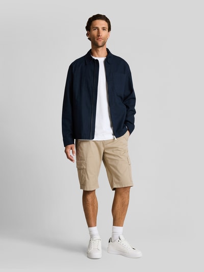 Männermodel trägt Regular Fit Cargoshorts aus Baumwoll-Mix von Tom Tailor, Optik: Unifarben, Strukturiert, Ganzkörperansicht von vorne.