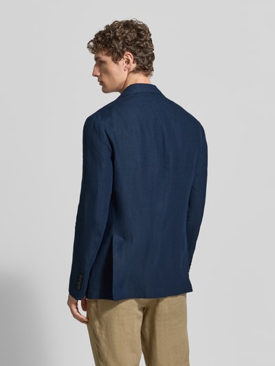 Männermodel trägt Regular Fit Anzugsakko aus reinem Leinen von Polo Ralph Lauren in Dunkelblau, glatte Textur, Ganzkörperansicht Rückansicht.