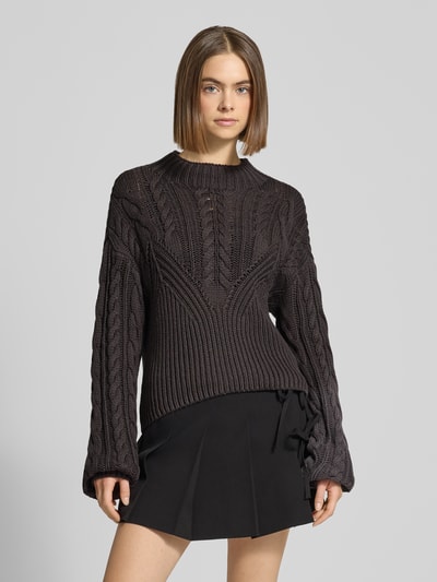 Frauenmodel trägt Slim Fit Sweter w imitacji dzianiny, model 'Haysa' od Noisy May, mieszanka bawełny, okrągły dekolt, zakończenia rękawów, długość tyłu 58 cm, długość rękawów 67 cm, czarny kolor, prosty krój, Ganzkörperansicht von vorne.