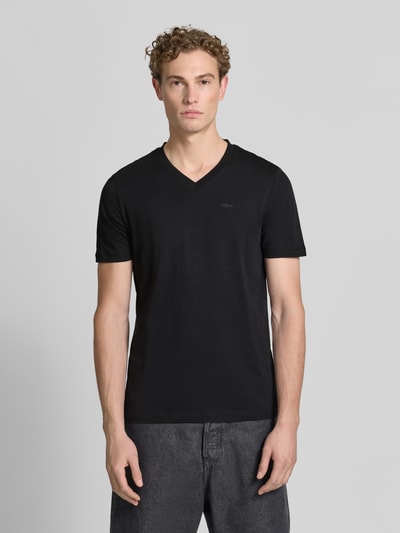 Männermodel trägt Regular Fit T-Shirt aus reiner Baumwolle von s.Oliver RED LABEL in zwart, gladde stof, Ganzkörperansicht von vorne.
