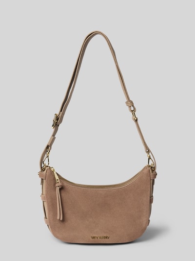 Produktfoto, Shoulder Bag aus echtem Kalbsleder Modell 'Lifetime Sister' von Hey Marly in Beige mit Reißverschluss, Logo-Detail und abnehmbarem Schulterriemen, Maße 26x18x7 cm, Länge Schulterriemen 88 cm, Damen Tasche