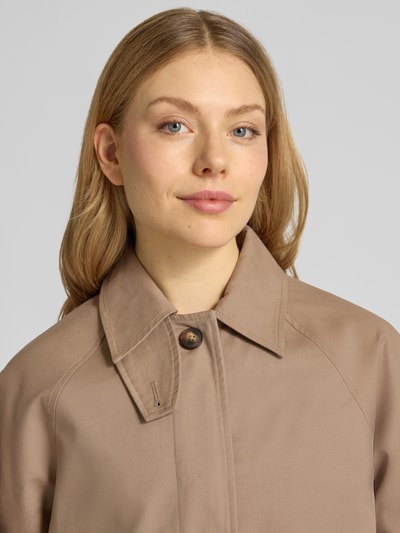 Kobiece modelka nosi Jacke mit Ärmelriegeln Modell 'Svada' od MSCH Copenhagen w beżowym kolorze, czysta bawełna, krój regular fit, tekstura gładka, szczegóły: kieszenie boczne, pasek na rękawie, szerokość w rozmiarze XS/S: 52 cm, długość tyłu: 58 cm, szerokość ramion: 42 cm, długość rękawa: 63 cm, zbliżenie na górną część ciała.