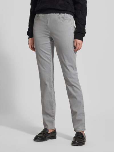 Kobiece modelka nosi Straight Fit Jeans mit Lyocell-Anteil Model 'Pamina' od Raphaela By Brax, mieszanka bawełny i lyocellu, elastyczny pas, wpuszczane i tylne kieszenie, jasnoszary kolor, długość wewnętrzna nogawki 77 cm, szerokość w rozmiarze 36: 36 cm, widok całej sylwetki z przodu.