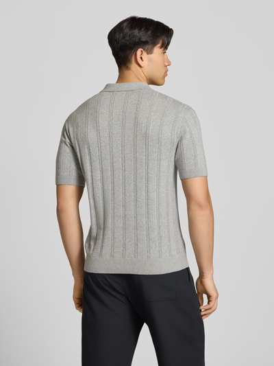 Männermodel trägt Slim Fit Strick-Poloshirt mit Label-Stitching von REVIEW, Grau mit Zopfmuster, Reine Baumwolle, Rückenlänge 67 cm, Ganzkörperansicht Rückansicht.