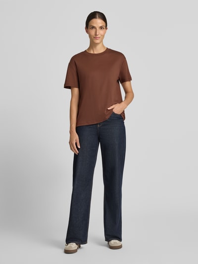 Kobiece model nosi Damski t-shirt z czystej bawełny Stefanel, luźny krój, opuszczone ramiona, okrągły dekolt, długość tyłu 62 cm, całkowity widok z przodu.