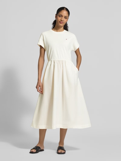 Frauenmodel trägt Ausgestelltes Freizeitkleid aus Material-Mix Modell 'CODY' von Tommy Hilfiger, Optik: Unifarben, Midi-Länge, Rundhals, Logo-Stitching, kurzarm, reine Baumwolle, Baumwoll-Mix, Ganzkörperansicht von vorne.