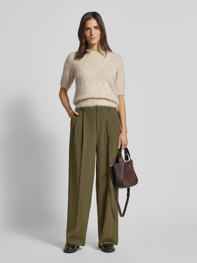 Frauenmodel trägt Stoffhose mit Bundfalten Modell 'Charlize' von MOS MOSH in Olivgrün, Material-Mix mit Stretch-Anteil, lockerer Schnitt, französische Eingrifftaschen, Gesäßtasche, Bundweite 32 cm, Innenbeinlänge 77 cm, Ganzkörperansicht von vorne.