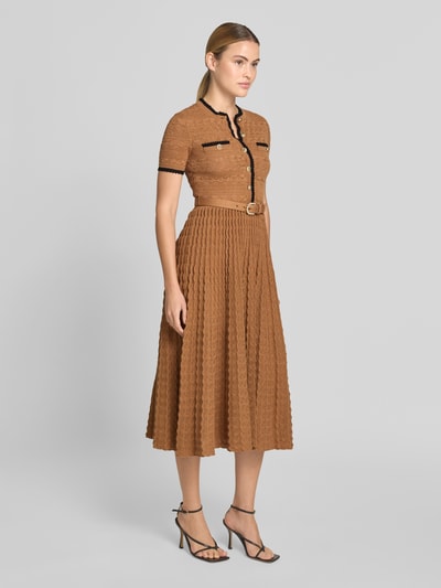 Frauenmodel trägt Midikleid in Strick-Optik von Self-Portrait in Braun mit Knopfleiste, taillierte Passform, Baumwoll-Mix, Ganzkörperansicht von vorne. Gesamtlänge bei Größe S: 125 cm, Brustweite 40 cm, Taillenweite 34 cm, Ärmellänge 22 cm.