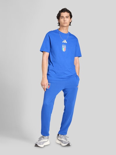 adidas Sportswear Regular Fit T-Shirt mit Italia Detail Blau 1