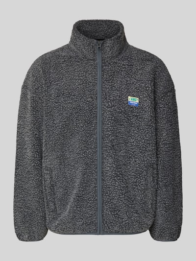 Produktfoto, Regular Fit Jacke mit Logo-Patch von American Vintage in Dunkelgrau aus Kunstfell, Stehkragen, Reißverschluss, seitliche Eingrifftaschen, Struktur mit weicher Textur, Logo-Patch auf der Brust, Rückenlänge 69 cm, Schulterbreite 42 cm, Brustweite 67 cm, Ärmellänge 72 cm