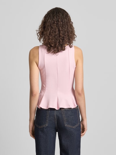 Frauenmodel trägt Slim Fit Top in Falten-Optik von Gina Tricot in Rosa, Elastischer-Material-Mix, Ärmelloses-Design, Rückenlänge 50 cm, Ganzkörperansicht Rückansicht.