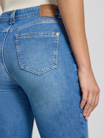 Frauenmodel trägt Bootcut-Jeans aus Baumwoll-Mix Modell 'MARY' von Brax in hellblau, sichtbare Nahtdetails, Detailaufnahme, Damen Bootcut-Jeans von Brax.