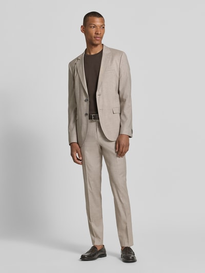 Mannelijk model draagt lichtbeige Super Slim Fit Sakko uit mix van viscose en scheerwol model 'ARTI253X' van HUGO voor heren, colbertlook, slim fit, 2-knoops colbert, gladde textuur met zwarte riem, geheellichaamsaanzicht van voren.