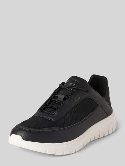 Produktfoto, Sneaker mit Gummisohle von Geox, czarny z zaokrąglonym czubkiem, sznurowany, detal z logo, gumowa podeszwa, wysokość obcasa 3 cm, wysokość cholewki 5 cm, szerokość w rozmiarze 44: 7 cm