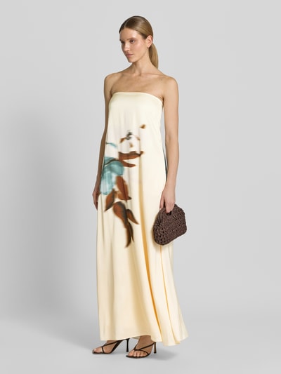 Vrouwenmodel draagt Maxikleid aus Viskose im Off-Shoulder-Look van Jake*s Cocktail, zuiver viscose, recht model, motiefprint, ruglengte maat 36: 134 cm, borstwijdte maat 36: 40 cm, Ganzkörperansicht van voren.