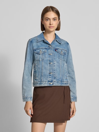 Frauenmodel trägt Regular Fit Jeansjacke aus Baumwoll-Lyocell-Mix von Levi's® 300 in mittlerem Blau, Struktur Denim, Ganzkörperansicht von vorne. Damen Jeansjacke von Levi's® 300