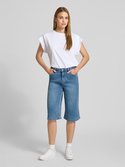 Frauenmodel trägt Bermudas mit Eingrifftaschen von Buena Vista, blaue Wide Leg Shorts aus Baumwoll-Mix mit Viskose, Ganzkörperansicht von vorne.