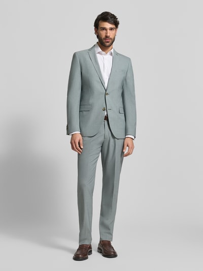 Męski model nosi Regular Fit Anzugsakko mit Viskose-Anteil von s.Oliver BLACK LABEL, melanżowa faktura, kołnierz z połami, zapięcie na 2 guziki, długi rękaw z nachodzącymi na siebie guzikami, kieszenie z patką, brustasza, kieszeń wewnętrzna; kolor jasnoszary, krój regular fit, całkowity widok z przodu.