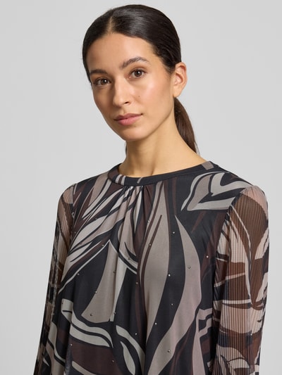 Frauenmodel trägt knielanges Kleid mit Rundhalsausschnitt von Betty Barclay, Material-Mix, tailliert, blickdicht, Nahaufnahme Oberkörper.