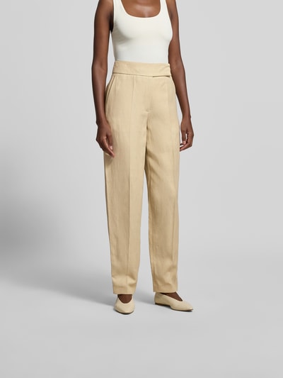 Frauenmodel trägt Wide Fit Stoffhose aus Viskose-Mix von Joseph in Beige mit Bügelfalten, Gesäßtaschen und Haken-Reißverschluss, Ganzkörperansicht von vorne. Damen Stoffhose mit Leinen-Viskose-Anteil, Bundweite 37 cm, Innenbeinlänge 81 cm bei Größe 36.