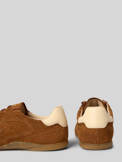 Produktfoto, brauner Sneaker aus echtem Leder Modell 'Sperly' von GANT, glatte und veloursartige Texturen, Damen Sneaker von GANT.