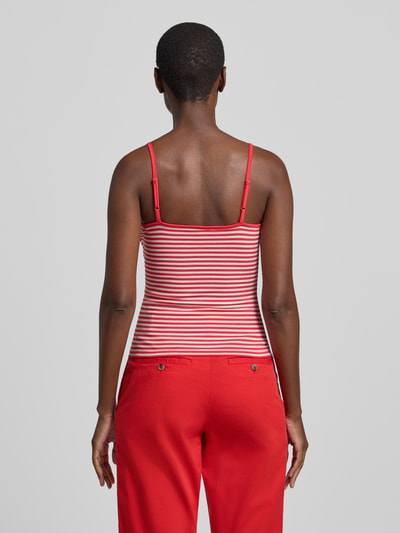 Frauenmodel trägt Slim Fit Trägertop aus Baumwoll-Mix von Tommy Jeans, Optik:Allover-Muster, Gestreift, Logo-Stitching, Ganzkörperansicht Rückansicht.