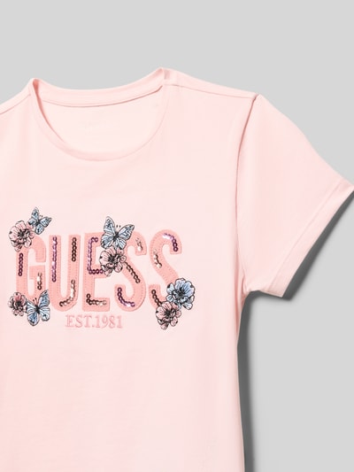 Meisje draagt T-shirt met Labelstitching en pailletten van Guess, Mix van katoen en elastaan, regular fit, ronde hals, Nahaufnahme Oberkörper.