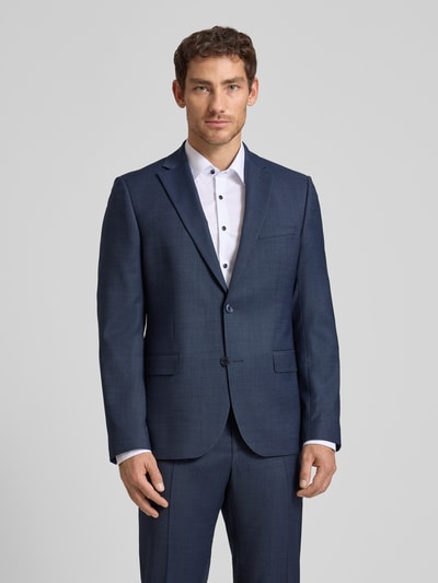 Männermodel trägt Regular Fit Anzug mit 2-Knopf-Sakko von bugatti, dunkelblauer Material-Mix mit Schurwoll-Anteil, Ganzkörperansicht von vorne.