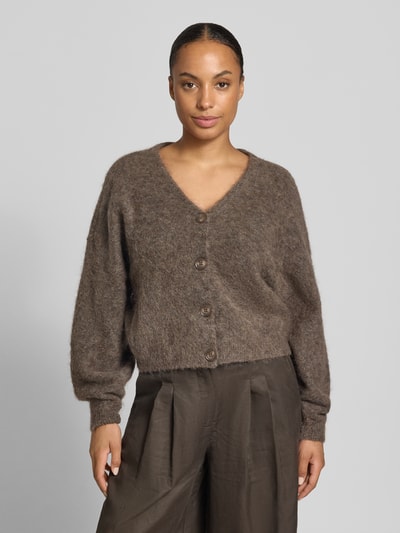 Frauenmodel trägt Strickjacke aus Woll-Mohair-Mix Modell 'debbie' von Gestuz, lockere Passform, braun, Knopfleiste, Ganzkörperansicht von vorne.
