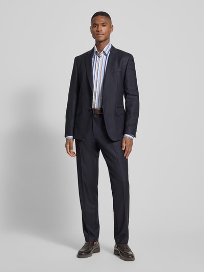 Männermodel trägt Regular Fit Business Hemd aus Baumwolle mit Kentkragen von ETERNA, Streifenmuster, Knopfleiste, Ganzkörperansicht von vorne. Rückenlänge 80 cm, Schulterbreite 48 cm, Ärmellänge 66 cm bei Größe 40.