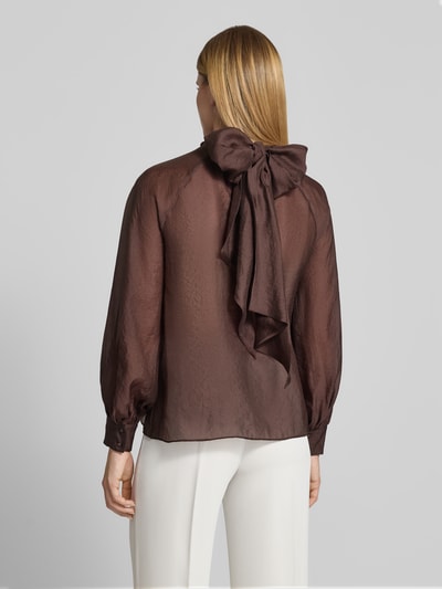 Frauenmodel trägt Regular Fit Bluse aus Viskose-Mix mit Stehkragen von Christian Berg Cocktail, semitransparent, brauner Ton, langärmelig, eingefasste Ärmelabschlüsse, Rückansicht, Ganzkörperansicht.