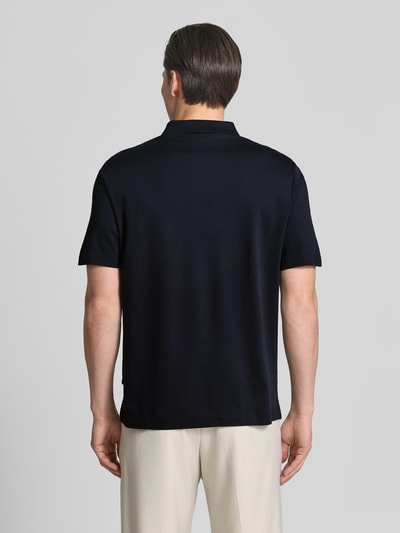Männermodel trägt Regular Fit Poloshirt mit borstzak van MAERZ Muenchen in donkerblauw, puur katoen, knoopsluiting, ruglengte 71 cm bij maat 50, Ganzkörperansicht Rückansicht.
