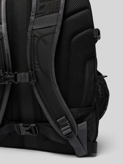 Produktfoto, schwarzer Rucksack mit Label-Stitching Modell 'BOREALIS CLASSIC' von The North Face, Netzstruktur, verstellbare Schulterriemen, Reißverschluss-Hauptfach, Seitenfächer, robuste Textur, Maße: 36x50x16 cm, Länge Schulterriemen 64 cm.
