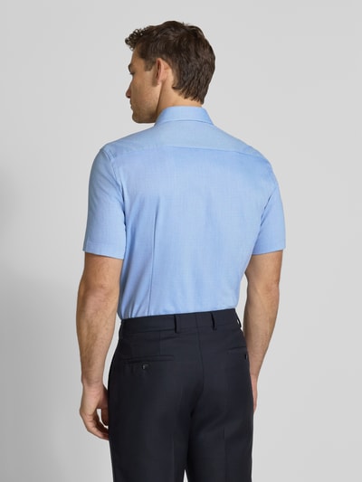 Männermodel trägt Slim Fit Business-Hemd mit Kentkragen von Jake*s in Hellblau, Baumwoll-Mix mit Stretch, Rückenansicht, Ganzkörperansicht Rückansicht.