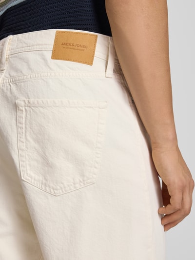 Männermodel trägt Baggy Fit Jeansshorts Modell 'ALEX' von Jack & Jones in Offwhite, reine Baumwolle, Eingrifftaschen, Nahaufnahme Rückansicht.