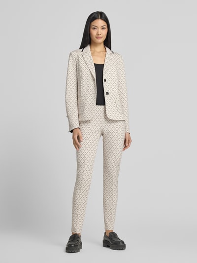 Frauenmodel trägt Slim Fit Hose mit Logo-Muster von Marc Cain, Damen HOSE im Material-Mix mit Stretch-Anteil, Ganzkörperansicht von vorne.
