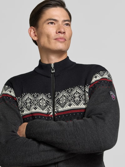 Männermodel trägt Regular fit wollen jack uit zuiver wol Model 'Moritz' van Dale of Norway, tricotlook, opstaande kraag, ritssluiting, Nahaufnahme Oberkörper.