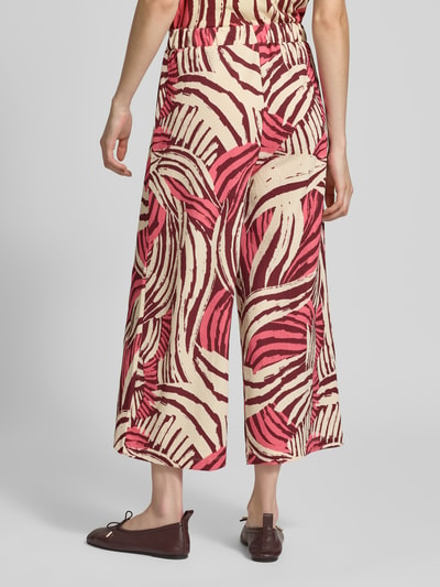 Männermodel trägt Relaxed Fit Culotte in strukturierter Optik von s.Oliver RED LABEL, wzór unikatowy, jersey, elastyczny pas, widok całej sylwetki z tyłu