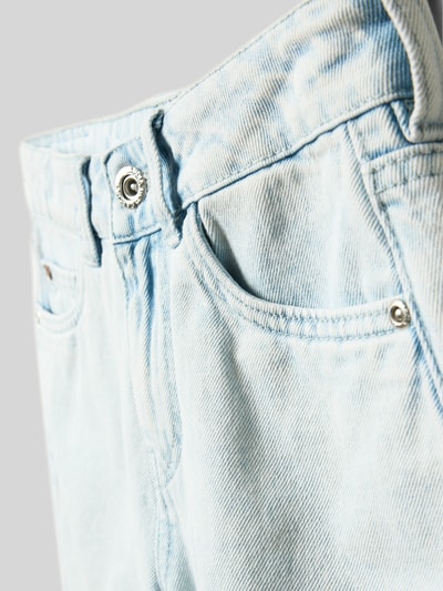 Produktfoto, Regular Fit Shorts mit Logo-Patch von Garcia in Hellblau aus Reine Baumwolle mit 5-Pocket-Design und Knopf-Reißverschluss
